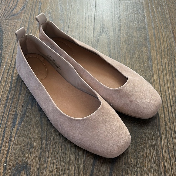 Ladies medium beige ballet flats by Universal Thread (size 8.5) - Picture 1 of 4